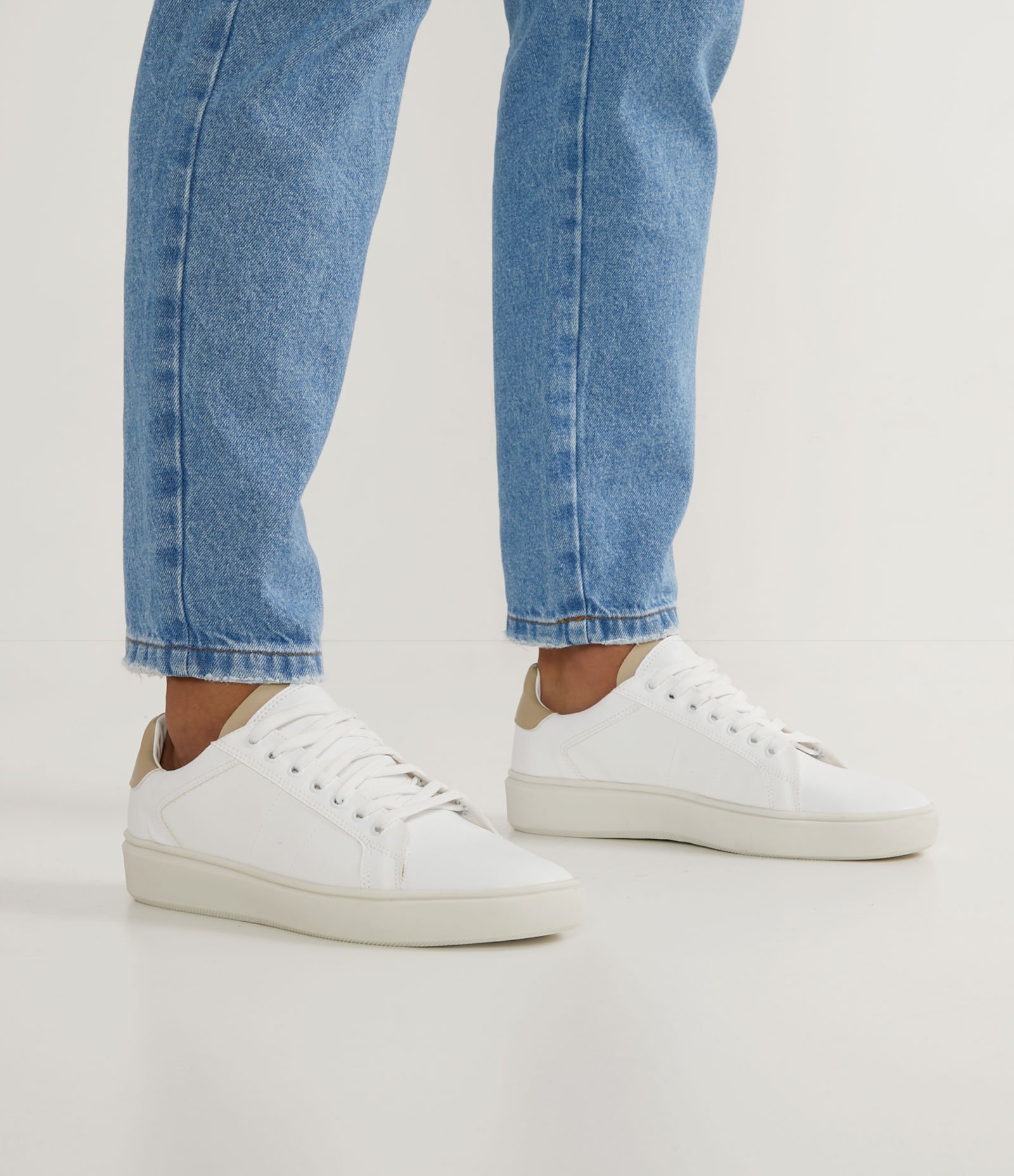 Tênis Cano Baixo com Recortes e Detalhes Contrastantes 6