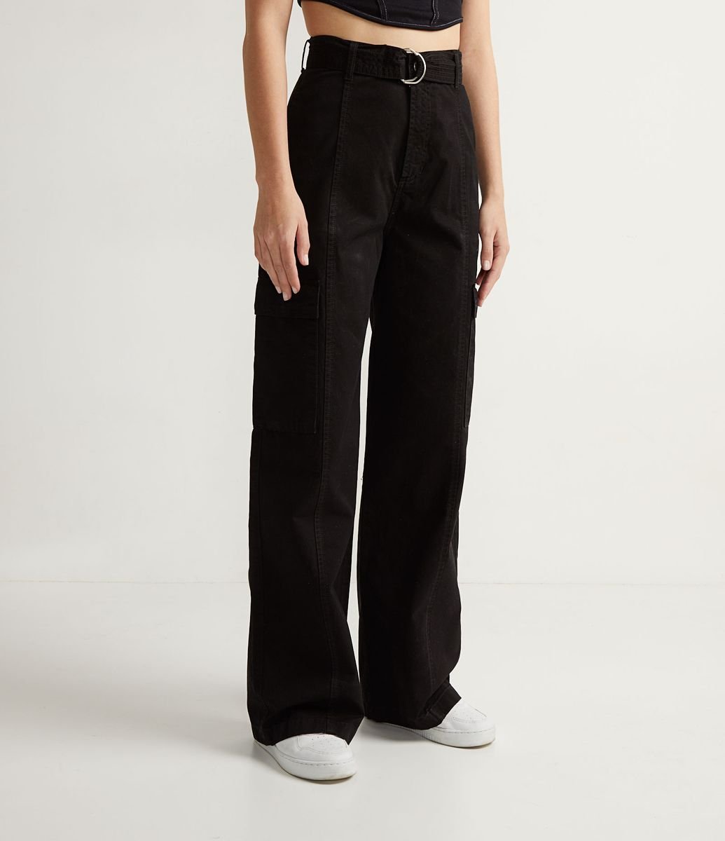 Calça Wide Leg em Sarja com Bolso Utilitário e Cinto com Fivela Preto