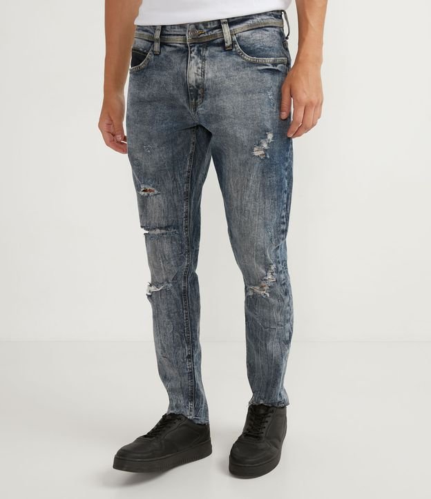 Calça Skinny em Jeans Marmorizado com Rasgos e Cerzidos
