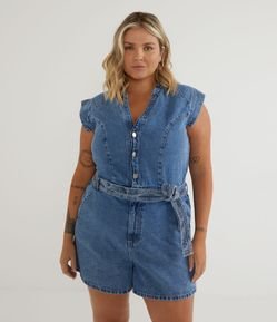 Macaquinho em Jeans Delavê com Cinto Faixa Curve & Plus Size