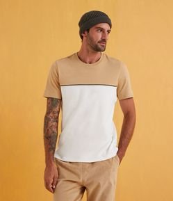 Camiseta Slim em Algodão com Recorte e Friso Contrastante