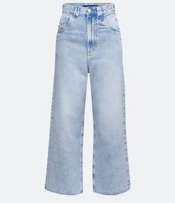 Calça Reta Cropped Jeans com Bordado no Bolso e Barra Corte a Fio