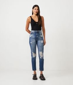 Calça Mom em Jeans com Puídos e Pingente de Tucano
