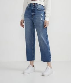 Calça Reta Cropped Jeans com Puídos e Barra Corte a Fio