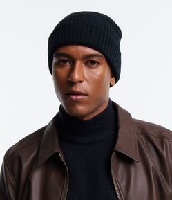 Gorro Canelado em Tricô com Dobra