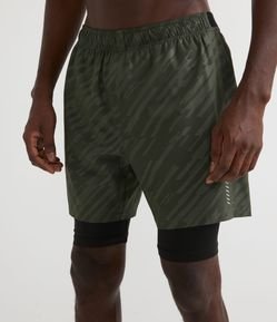 Bermuda Esportiva Com Short Compressor e Estampa Em Riscos Degradê