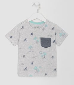 Camiseta Infantil com Estampas de Coqueiros e Tubarões - Tam 1 a 5 anos