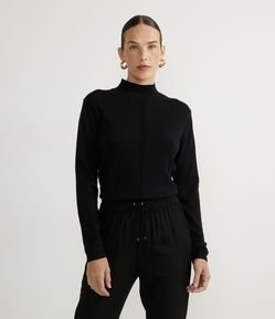 Blusa em Tricô com Gola Alta e Detalhe Texturizado