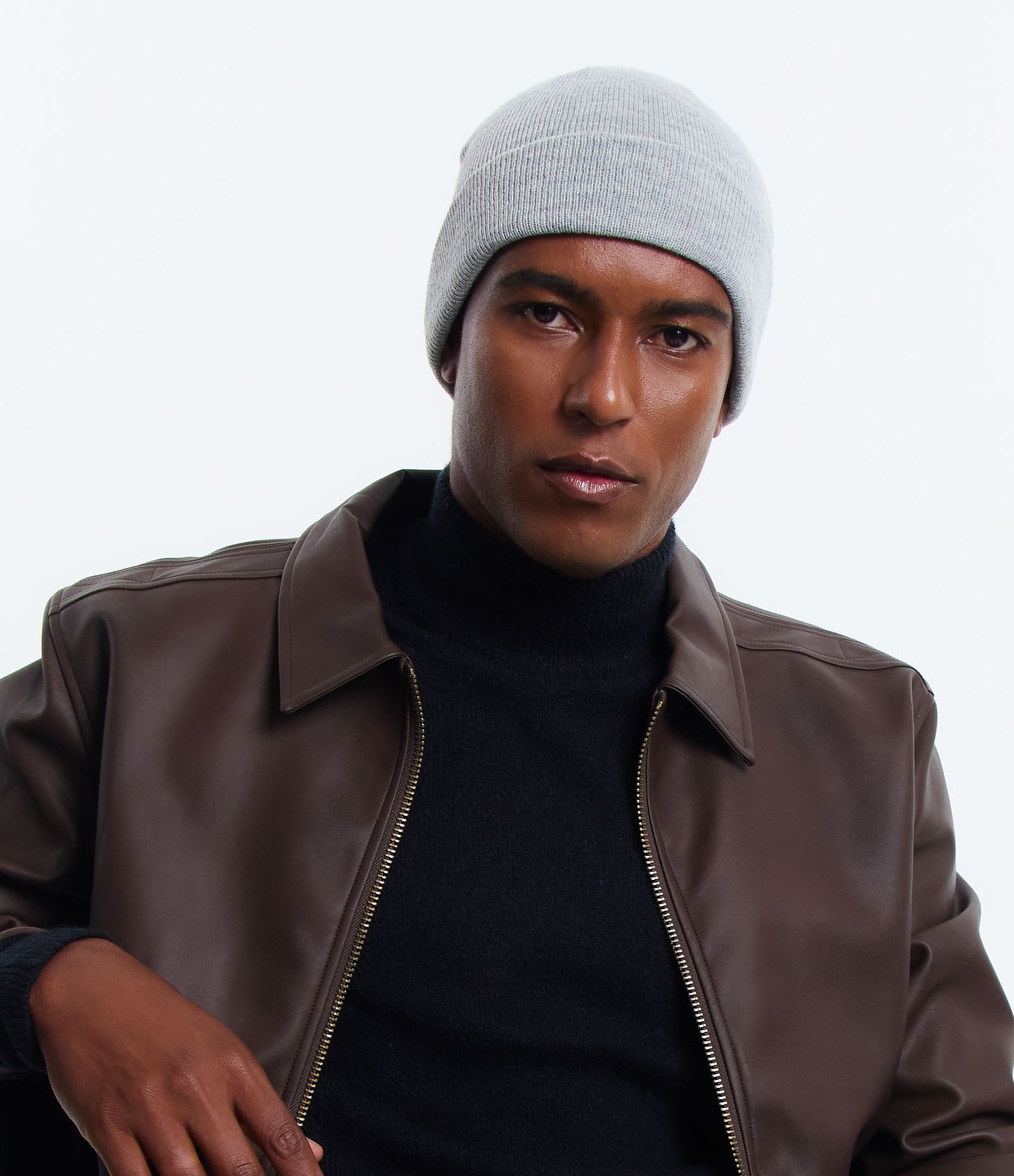 Touca Básica com Dobra Cinza Claro 1