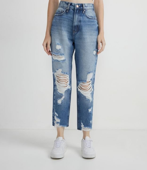 Calça Mom Jeans com Puídos e Barra Desfiada