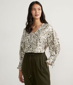 Blusa Bata em Crepe com Estampas de Folhagens