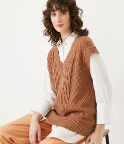 Colete em Tricô Texturizado com Decote V e Ponto Diferenciado