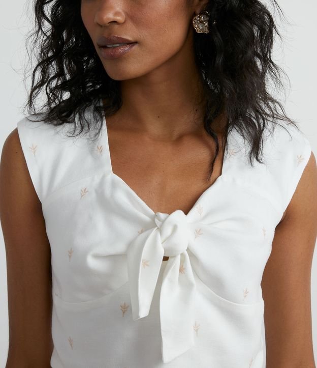 Blusa Cropped em Linho com Amarração no Decote e Bordado Branco 3