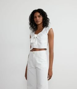 Blusa Cropped em Linho com Amarração no Decote e Bordado