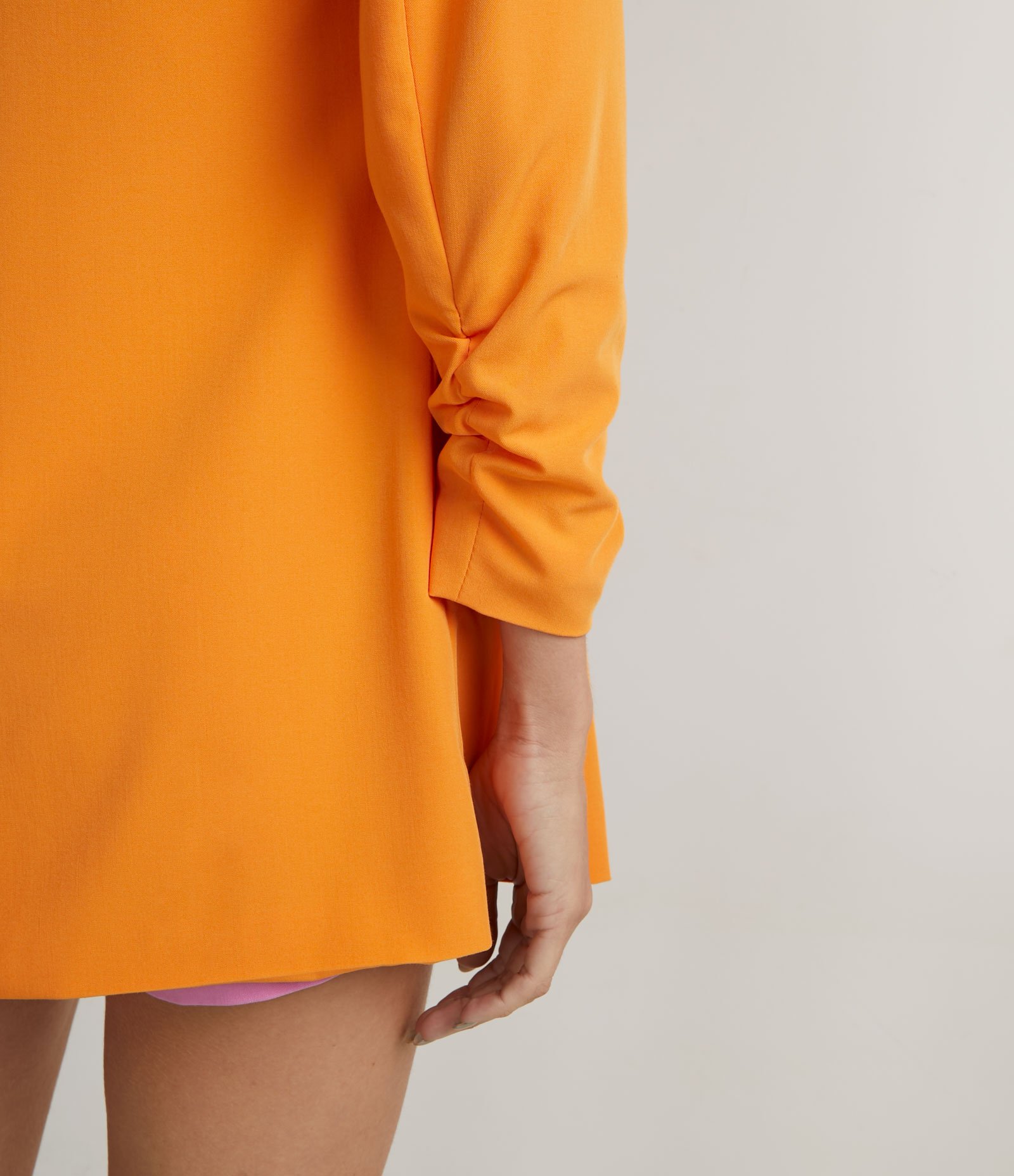 Blazer Alfaiataria Alongado em Crepe com Franzidos nos Punhos 4