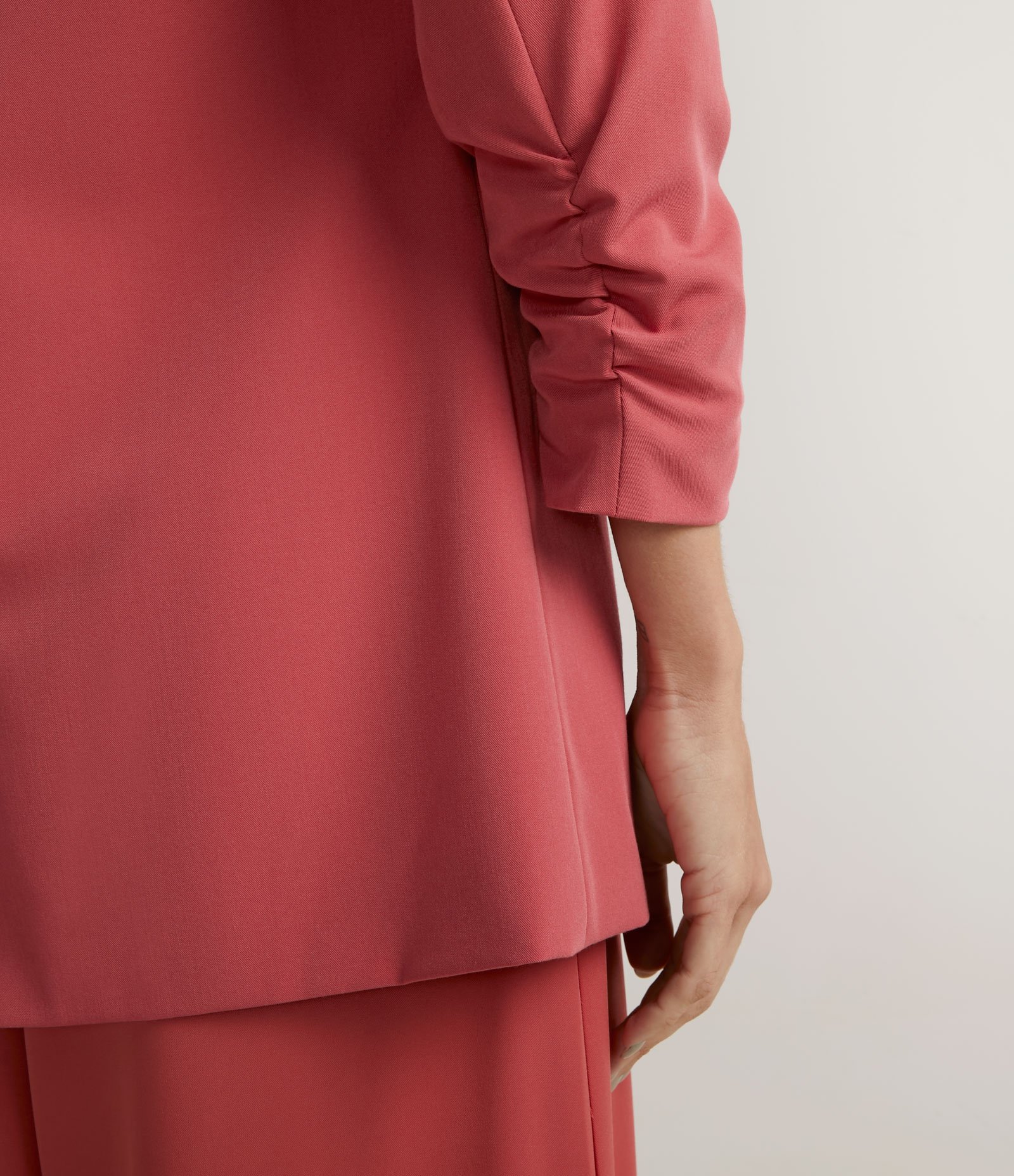 Blazer Alfaiataria Alongado em Crepe com Franzidos nos Punhos 5