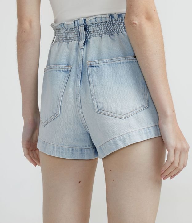 Short Mom Jeans com Cós Elástico e Pregas Frontais Azul