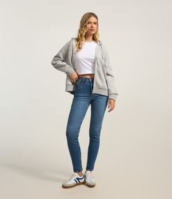 Calça Skinny Jeans com Cintura Alta e Puídos nos Bolsos