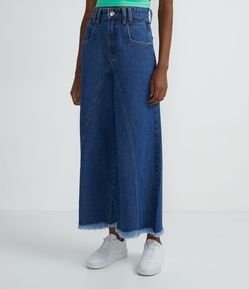 Calça Pantacourt Jeans com Recortes e Barra Desfiada