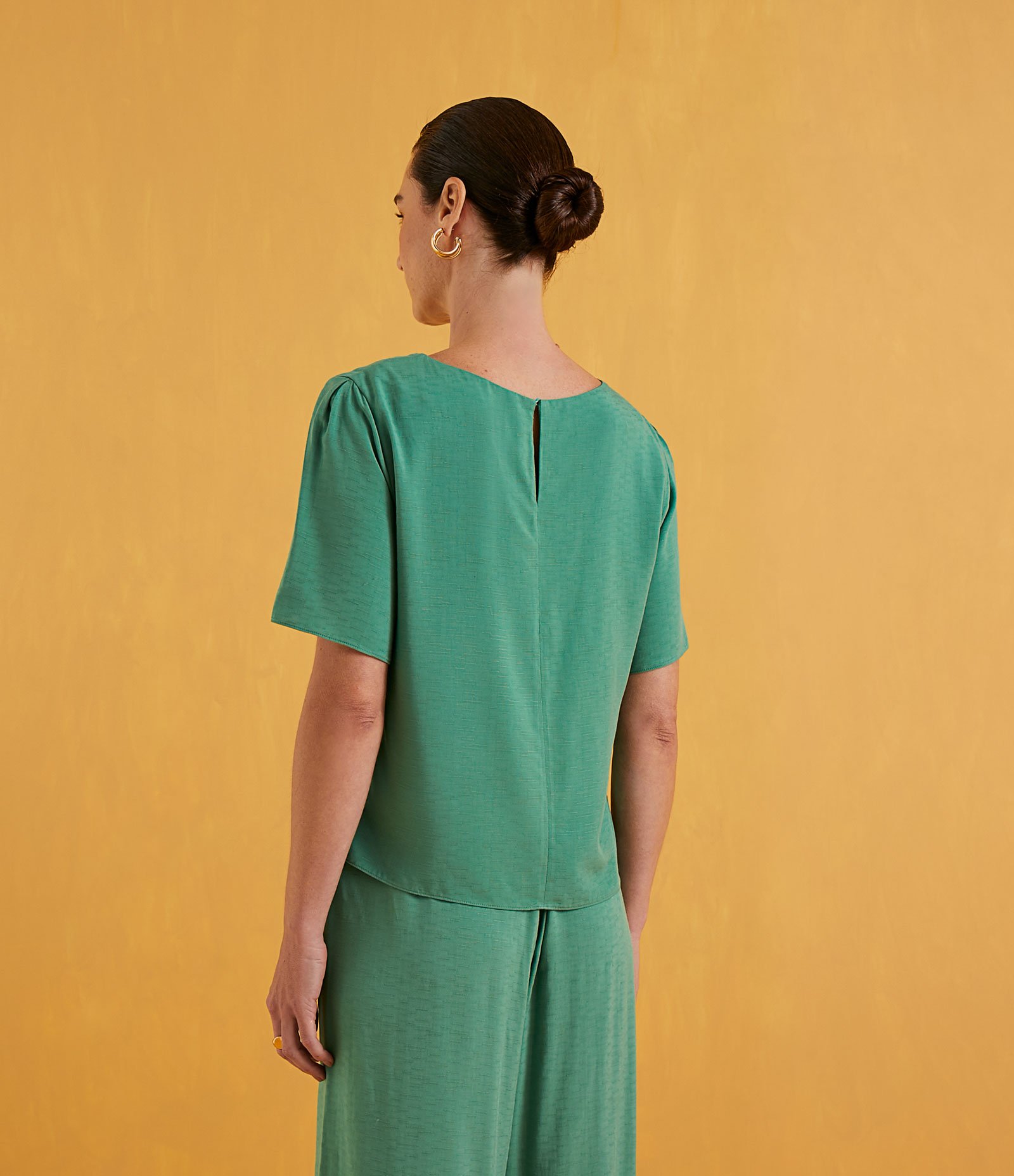 Blusa em Viscose com Gola Redonda e Manga Curta Verde 2