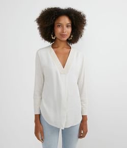 Blusa Bata em Viscolinho com Bordado no Decote