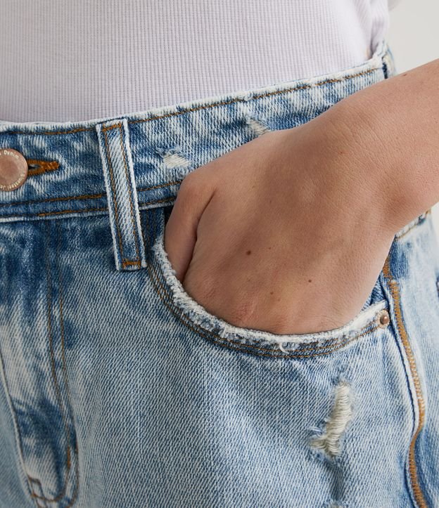Short Cintura Alta Jeans Jaspeado con Desgastes y Terminación Deshilachada Azul 3