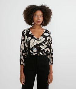 Blusa em Viscose com Estampa de Folhagem e Botões Contrastantes