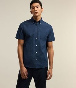 Camisa Comfort em Oxford com Bolso e Estampa Poá