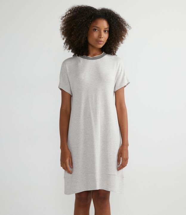 Vestido Corto en Viscosa con Cuello Contrastante y Recorte en la Barra Gris 2