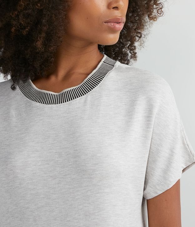 Vestido Corto en Viscosa con Cuello Contrastante y Recorte en la Barra Gris 3