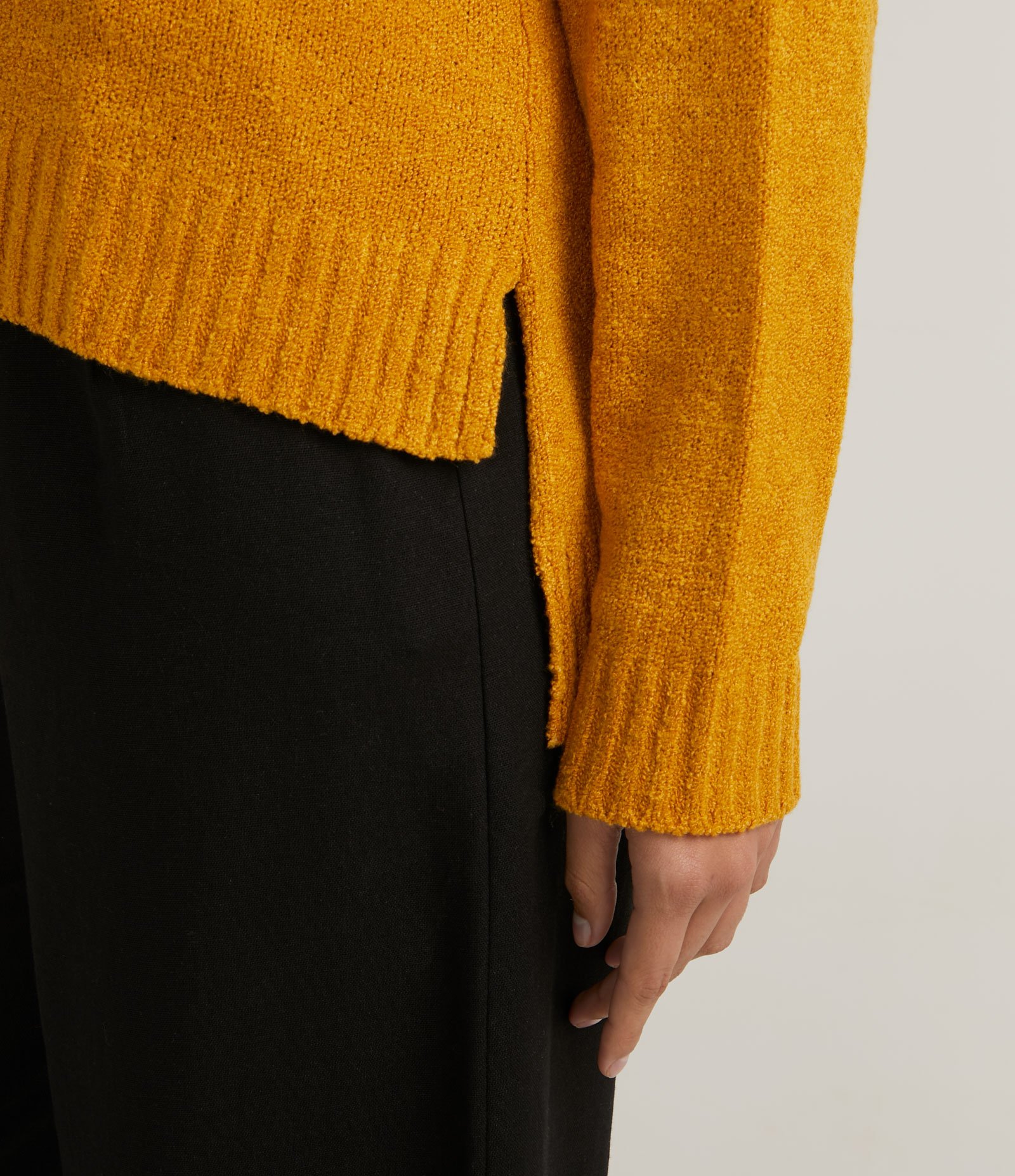 Suéter em Tricô Texturizado com Cava Deslocada 4