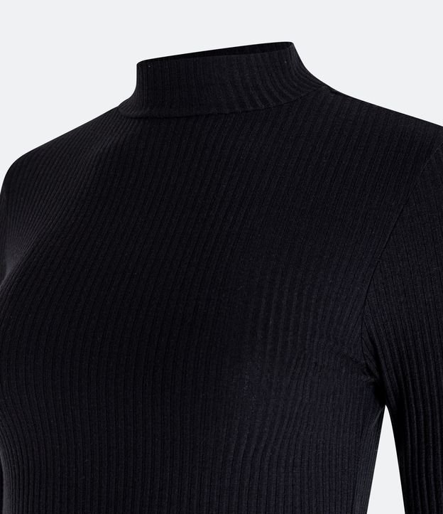 Blusa em Viscose Texturizada com Gola Alta e Manga Longa