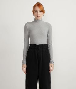 Blusa em Viscose Texturizada com Gola Alta e Manga Longa