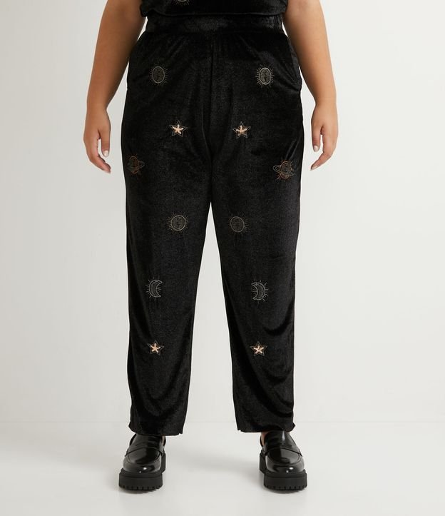 Pantalón Recto en Plush con Bordado de Astros Curve & Plus Size Negro 1