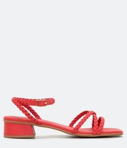 Sandália com Tiras Trançadas e Fechamento por Fivela