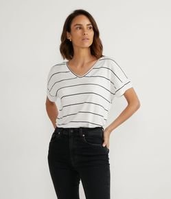 Blusa em Viscose Listrada com Recorte nas Mangas