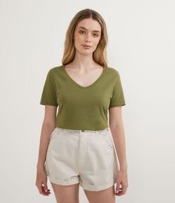 Camiseta em Algodão com Gola V e Manga Curta