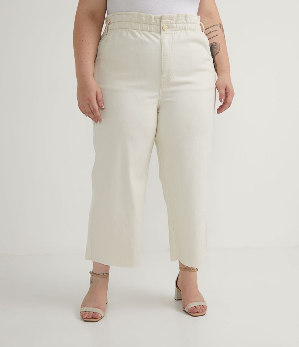 Calça Pantacourt em Sarja com Botão de Pérola Curve \u0026 Plus Size Bege