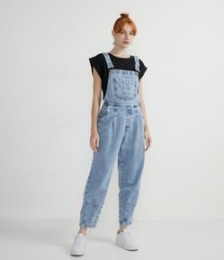 Macacão Jardineira Jeans com Bolso Frontal e Recortes