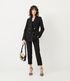 Imagem miniatura do produto Blazer Femenino con Abotonado Frontal y Bolsillos Incorporados Negro 5