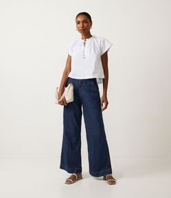 Calça Wide Leg Jeans com Cós Transpassado e Abotoamento Triplo