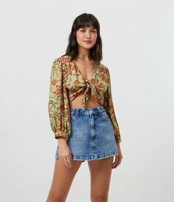 Blusa Cropped em Viscose com Estampa Tropical e Amarração no Busto