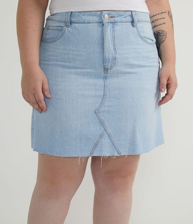 Saia Evasê em Jeans com Barra Cortada a Fio Curve & Plus Size