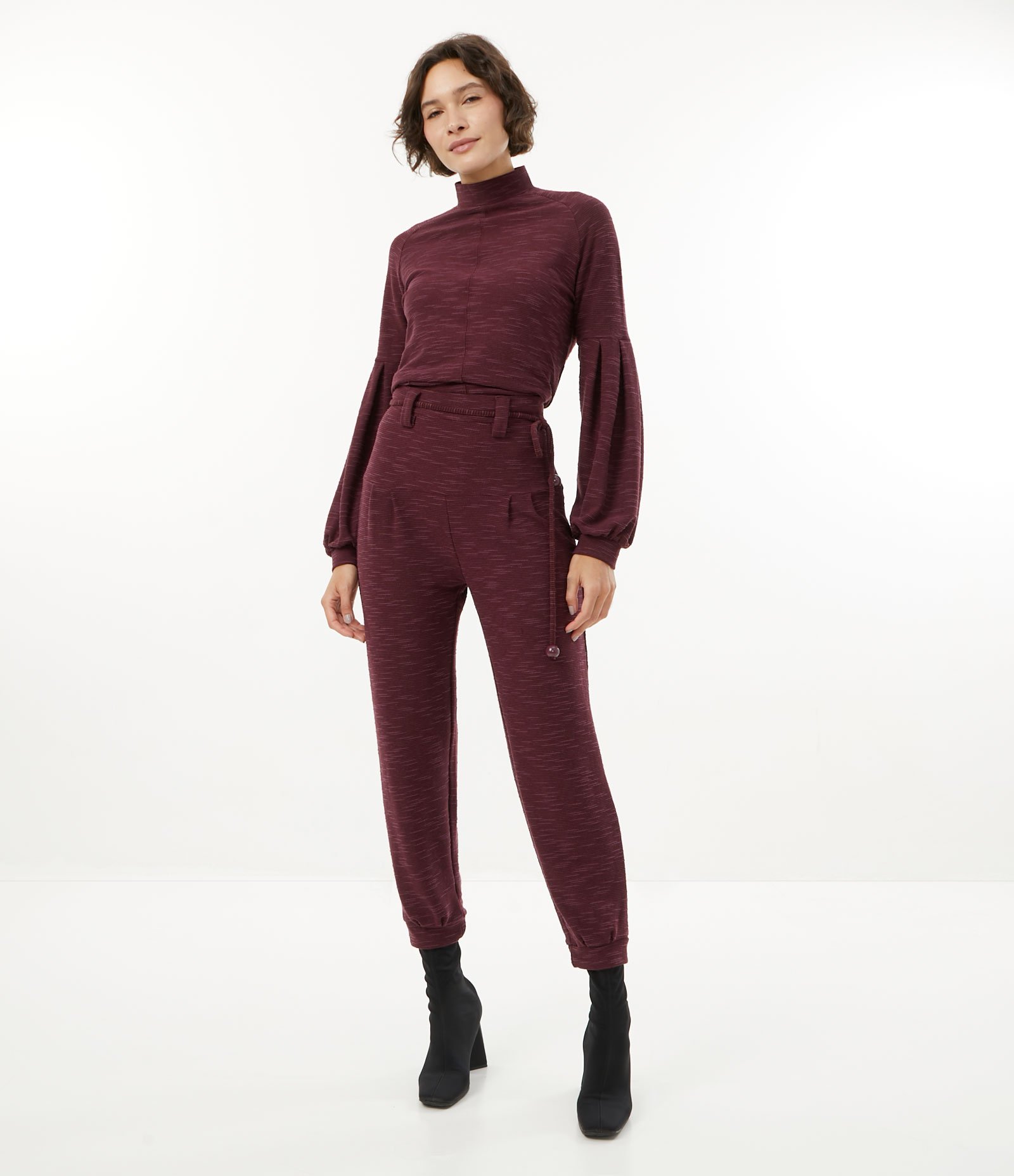 Calça Jogger em Malha Flamê Texturizada com Pala Larga Vermelho 1