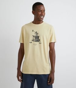 Camiseta Manga Curta em Algodão com Estampa de Moedor de Café