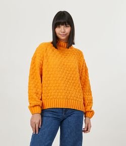 Suéter em Tricô Texturizado com Gola Alta e Manga Longa