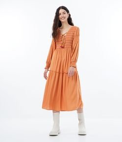 Vestido Midi en Viscosa con Manga Larga Detalles en Lastex y Borla