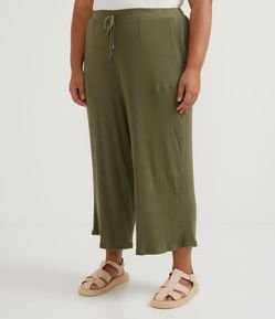 Calça Pantacourt em Viscolycra Canelada Curve & Plus Size