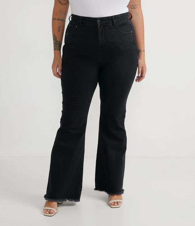 Calça Flare Jeans com Barra Desfiada Curve & Plus Size Preto 1