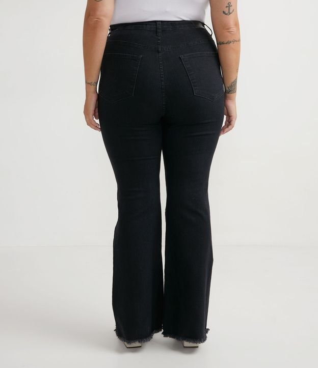 Calça Flare Jeans com Barra Desfiada Curve & Plus Size Preto 2